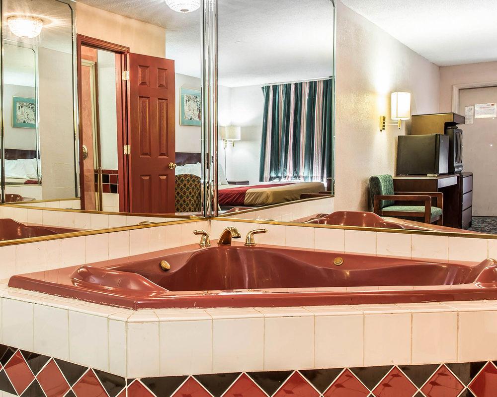 Econo Lodge Decatur Bagian luar foto