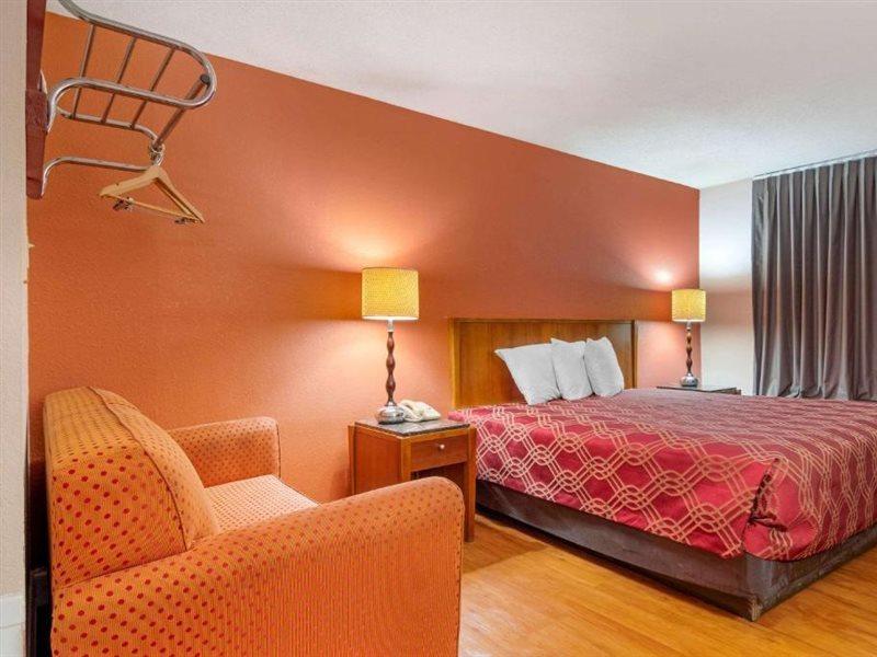 Econo Lodge Decatur Bagian luar foto
