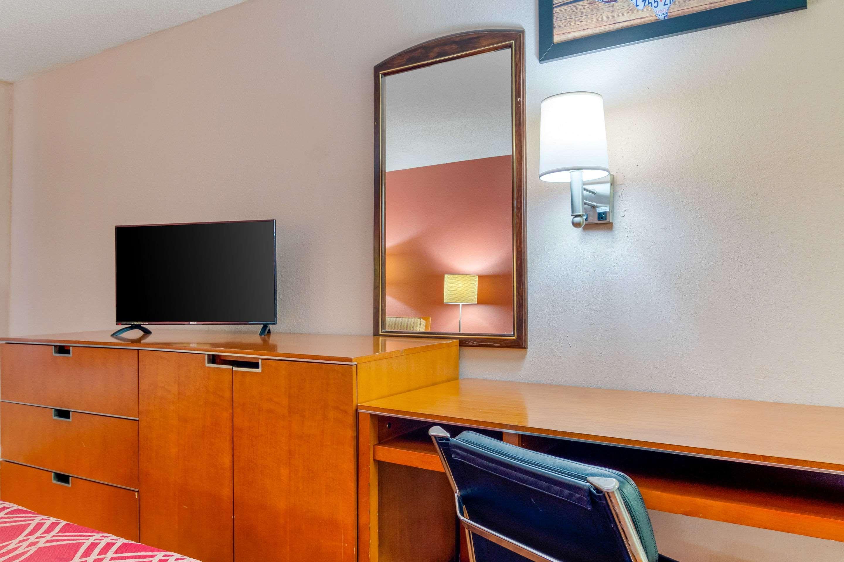 Econo Lodge Decatur Bagian luar foto