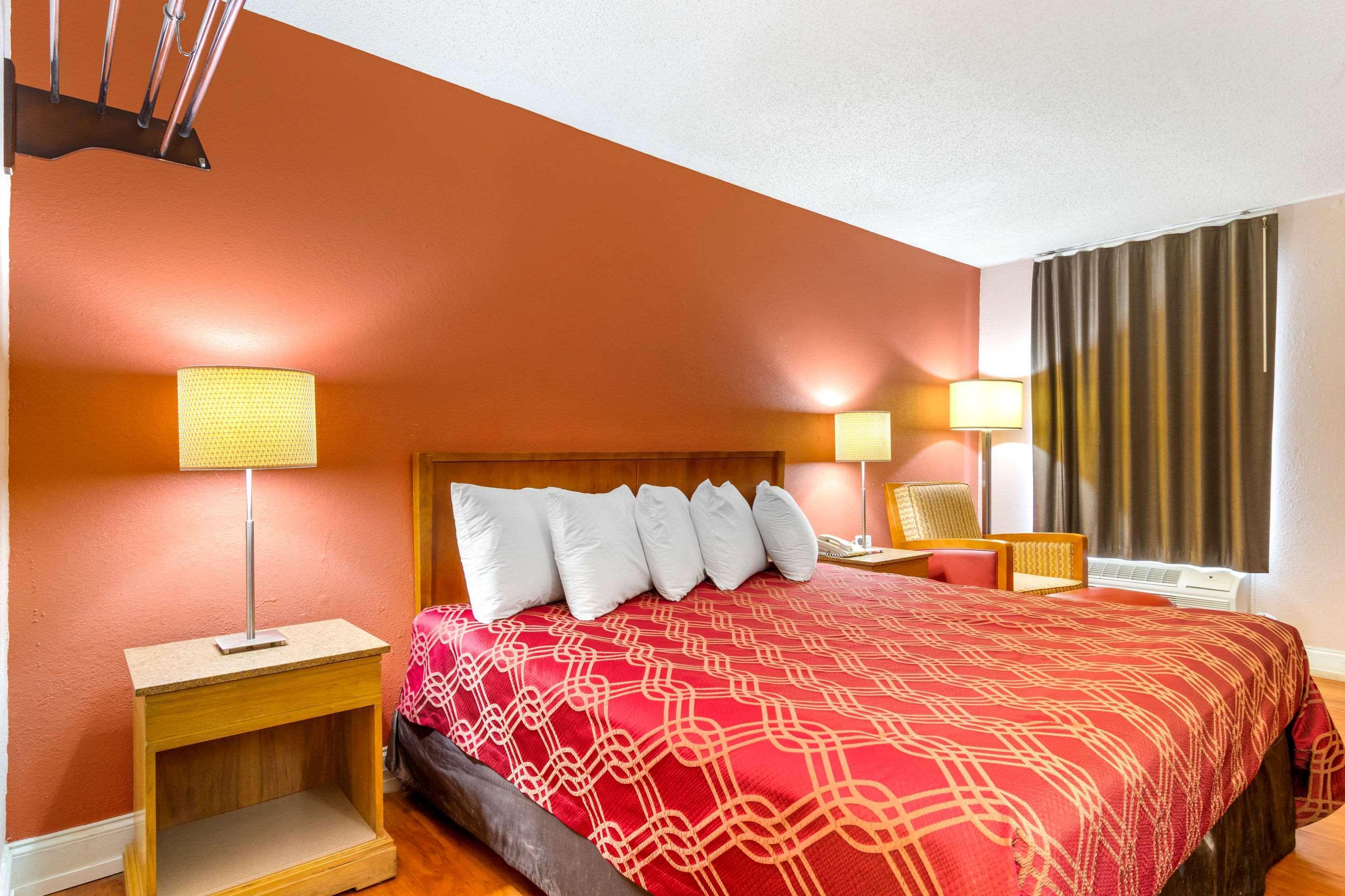 Econo Lodge Decatur Bagian luar foto