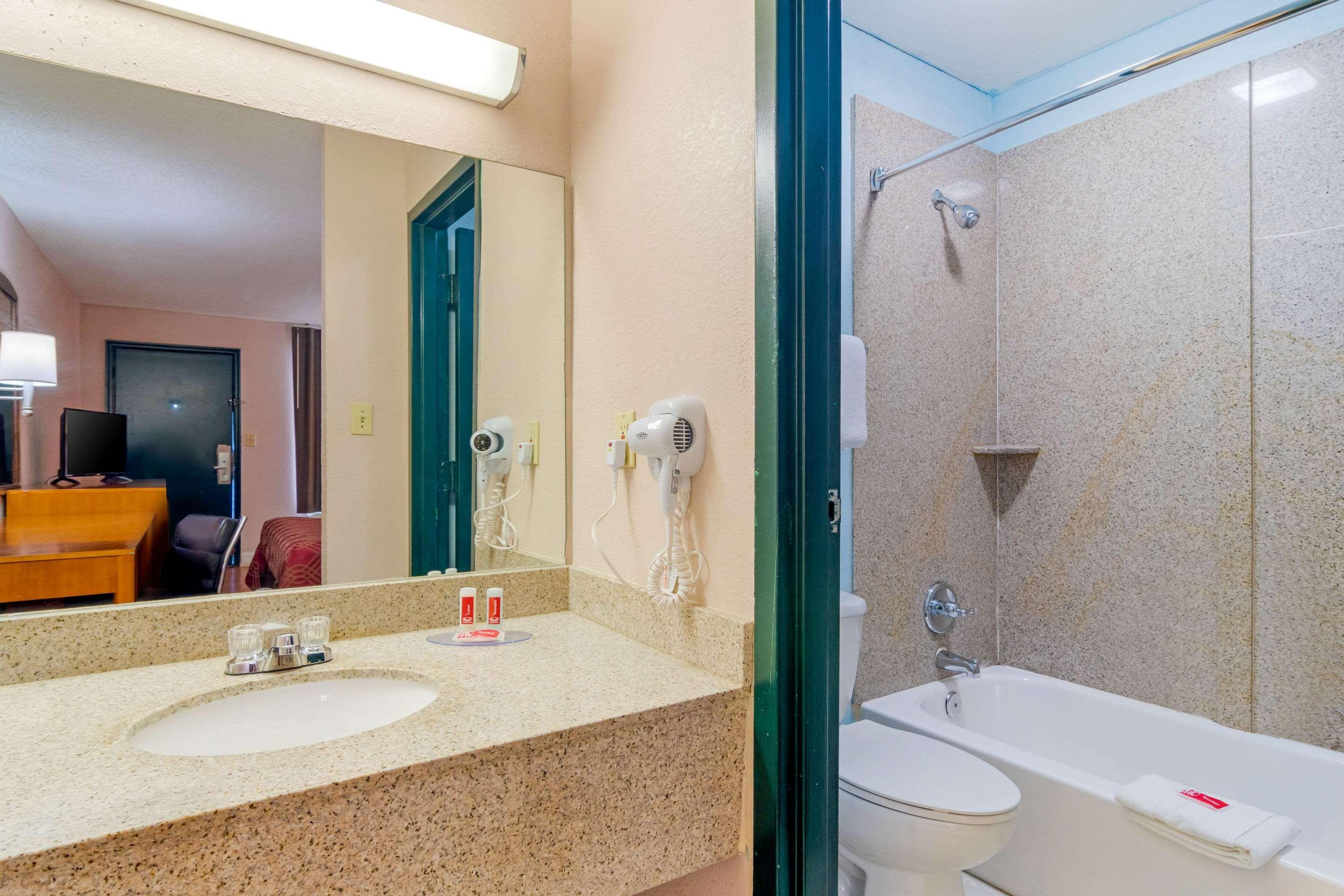 Econo Lodge Decatur Bagian luar foto