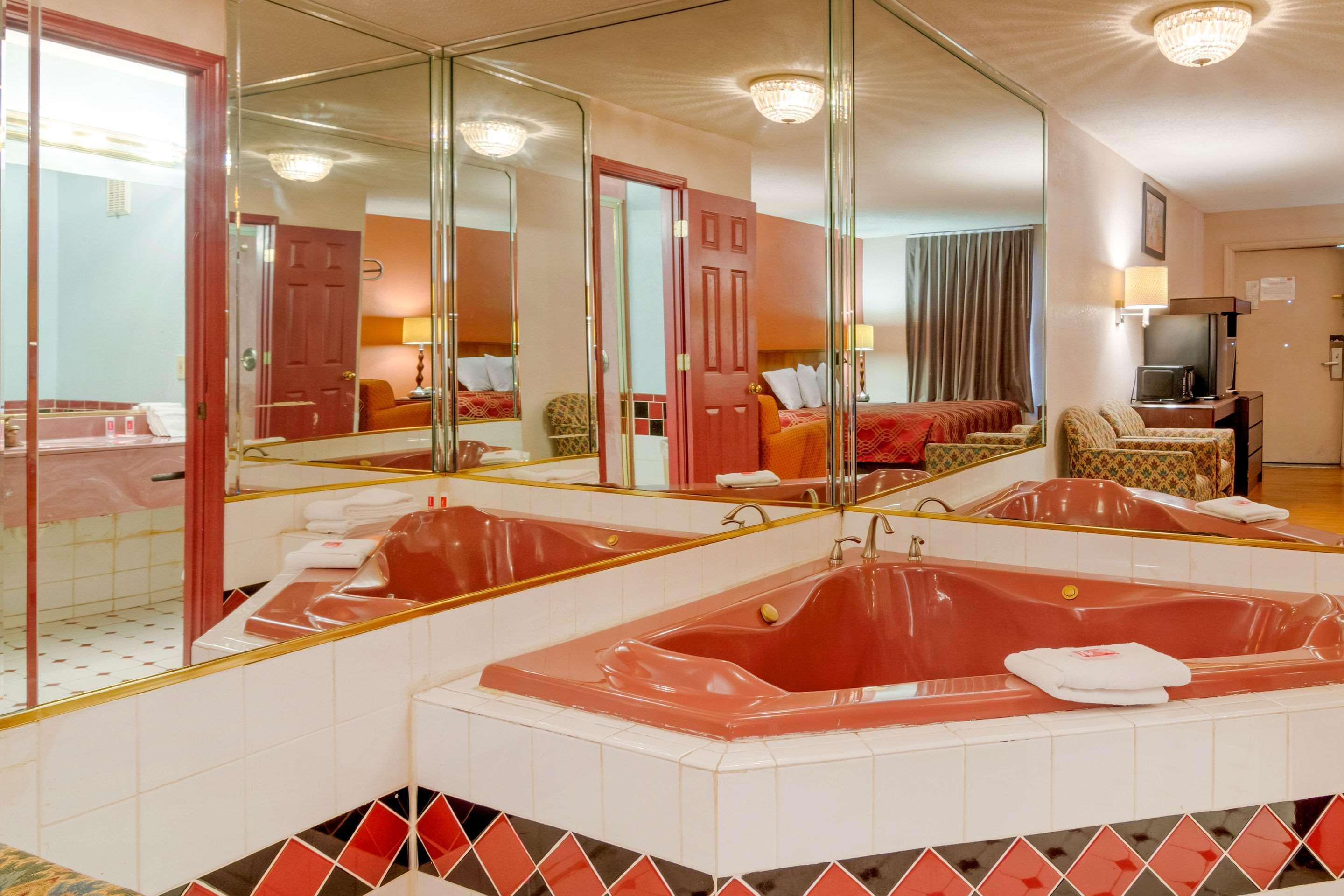 Econo Lodge Decatur Bagian luar foto