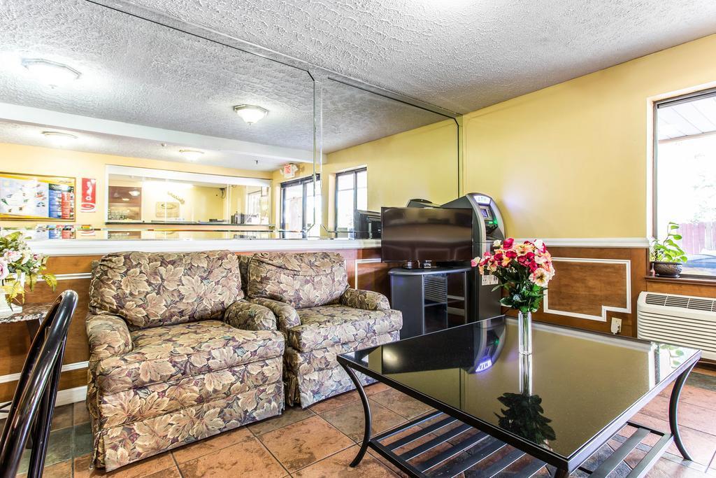 Econo Lodge Decatur Bagian luar foto