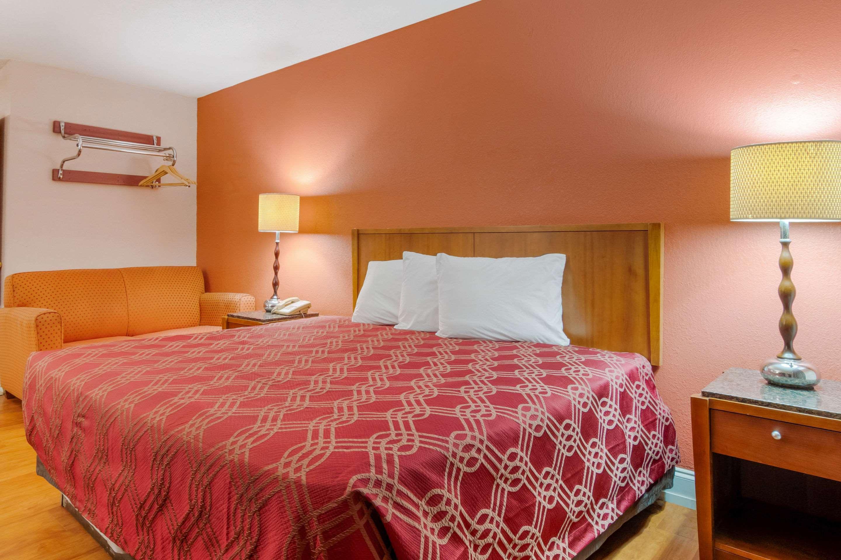 Econo Lodge Decatur Bagian luar foto