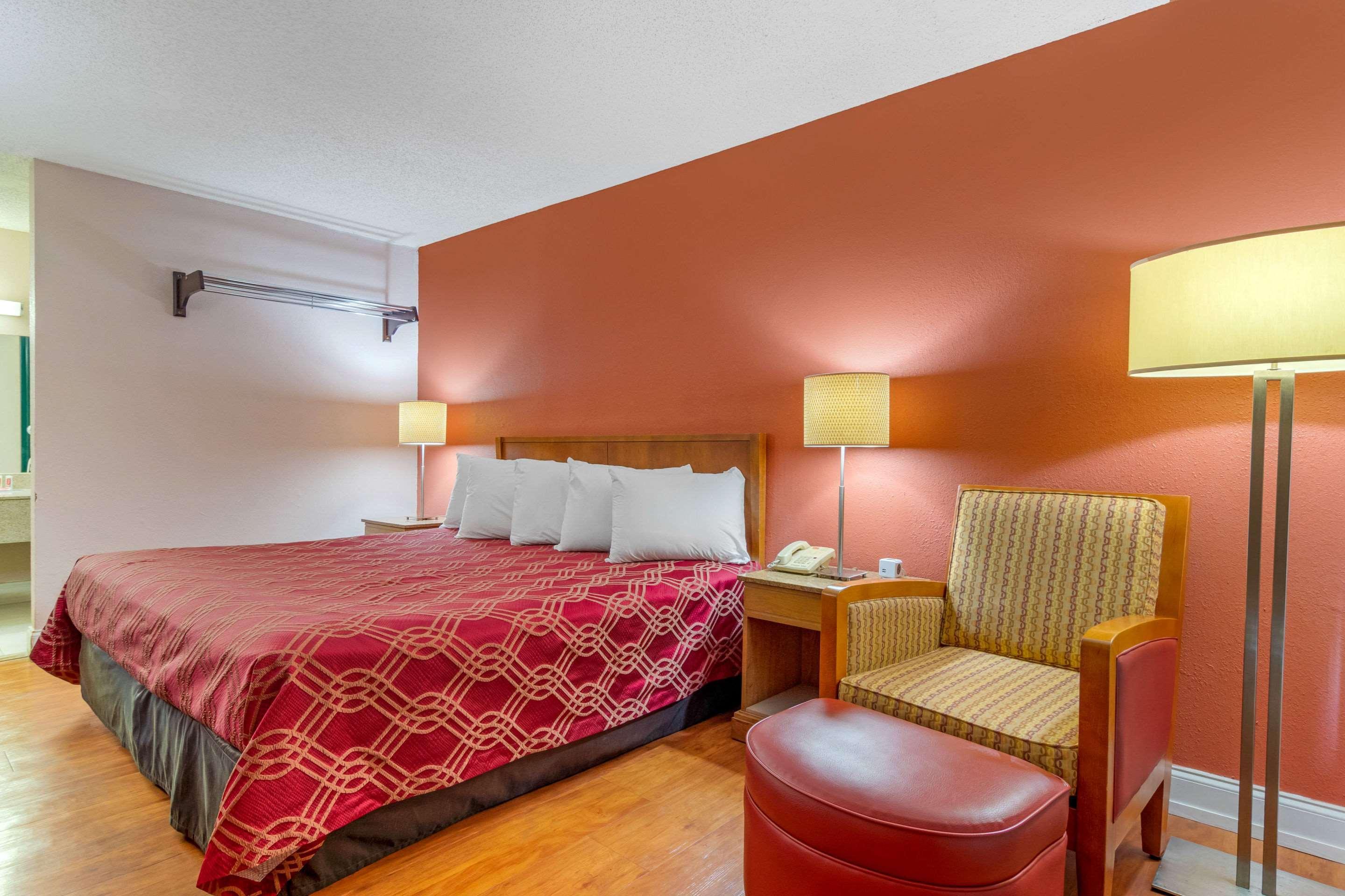 Econo Lodge Decatur Bagian luar foto